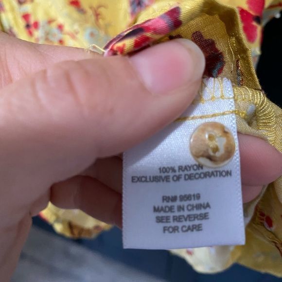 John Paul Richard Petite yellow floral blouse NWT - Picture 5 of 6